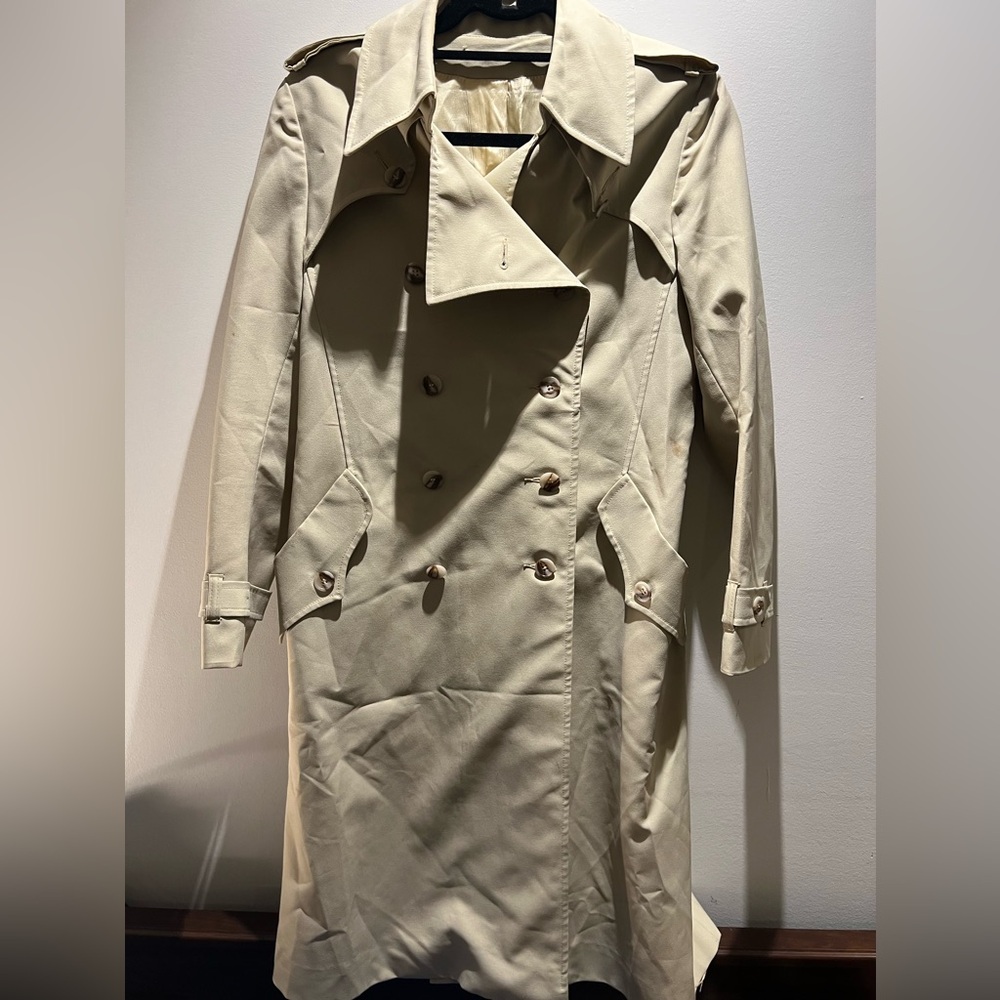 Vintage beige trench. SZ s-m. Belt loops, no belt. Side button details